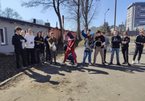 Uczniowie sprzątają teren wokół Szkoły